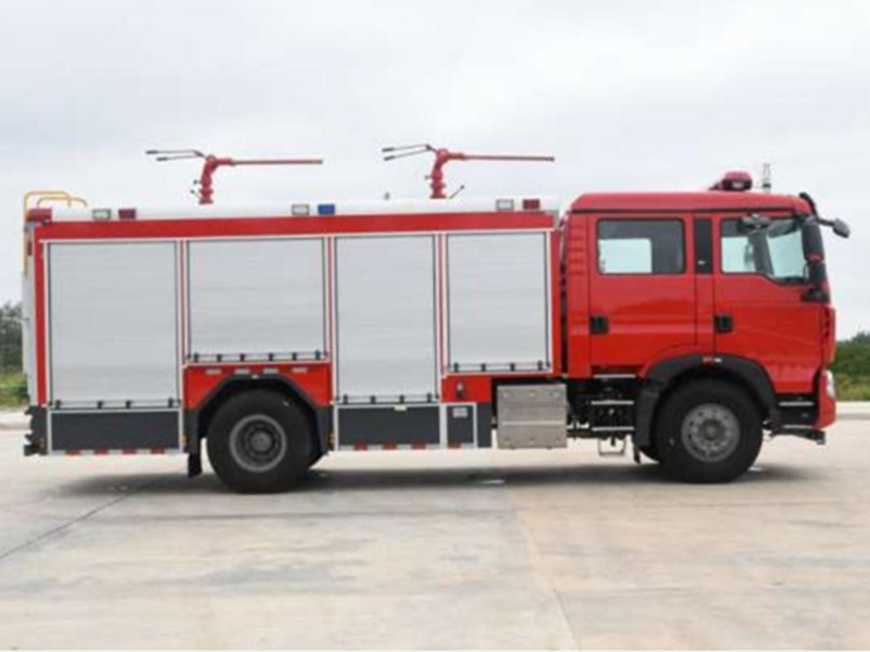 4噸 豪沃單橋干粉泡沫聯(lián)用消防車(chē)